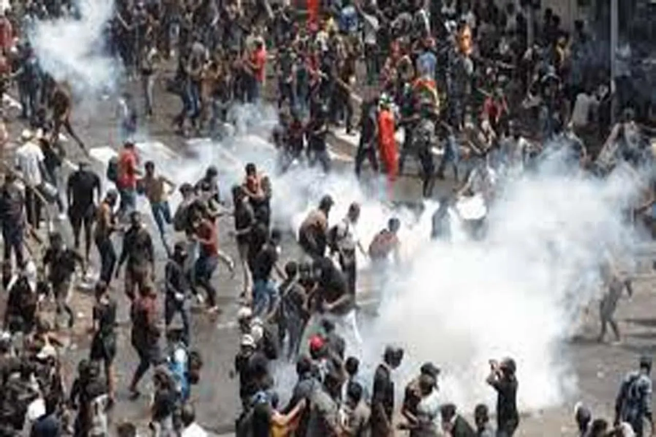 বিক্ষোভকারীদের ওপর জলকামান নিক্ষেপ পুলিশের