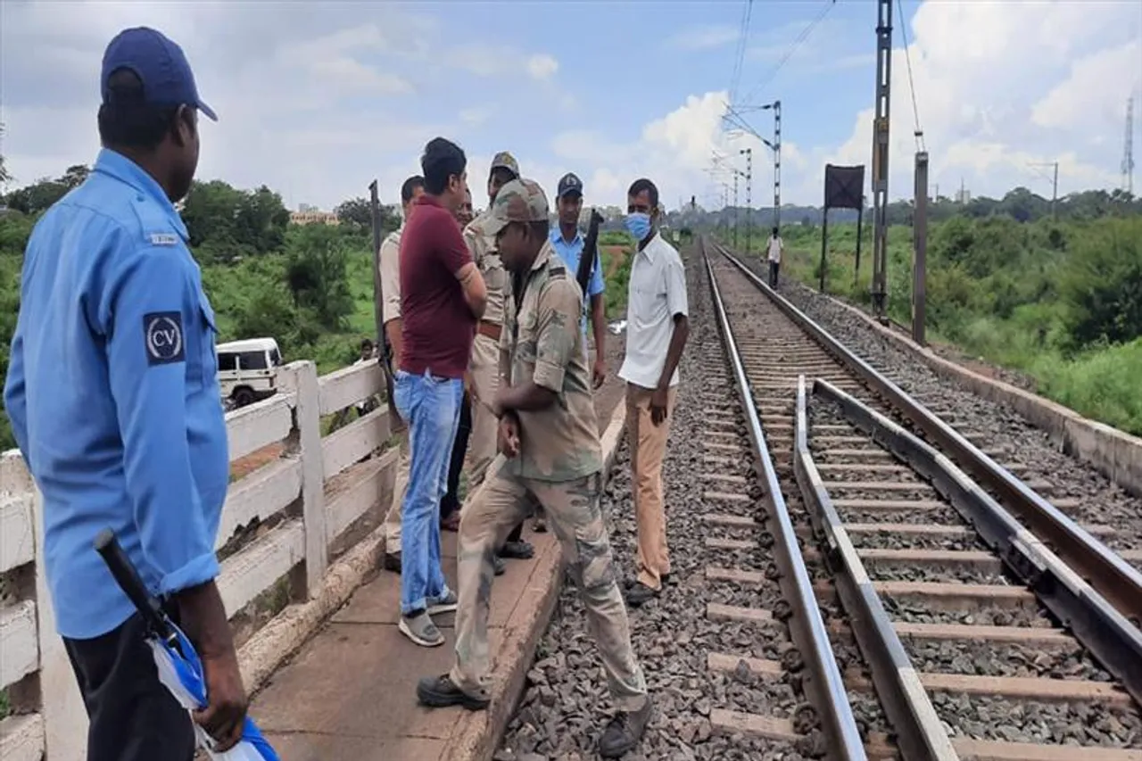 রেলওয়ে ব্রিজের ওপর থেকে নদীর জলে পড়ে নিখোঁজ ট্র্যাকম্যান