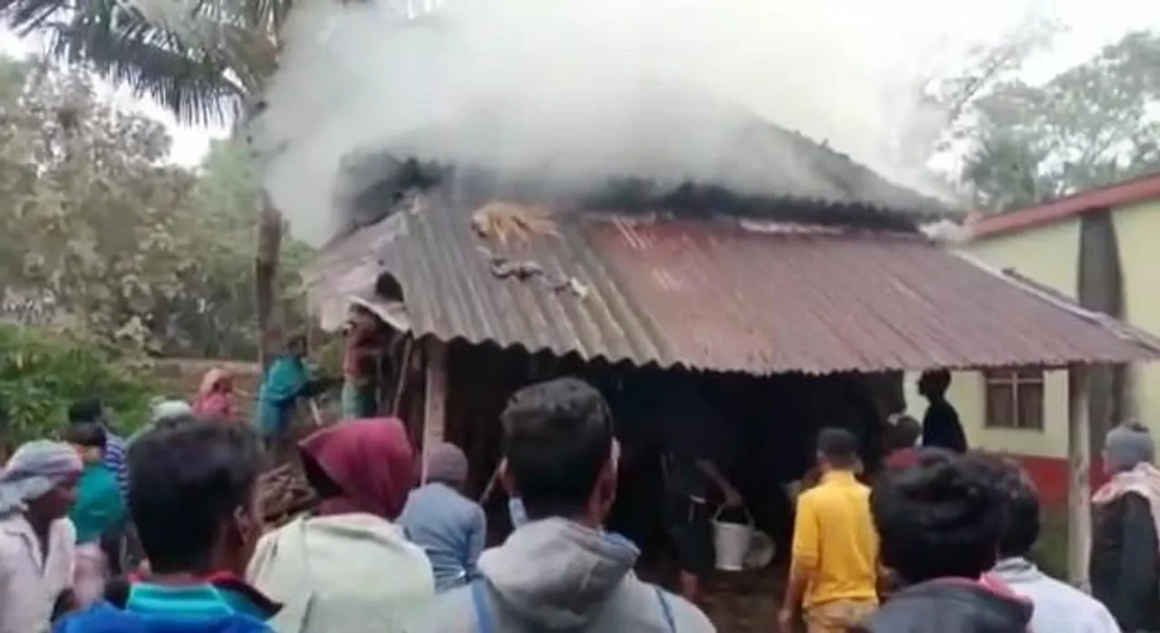 আগুনে ভস্মীভূত গোয়ালঘর,জখম দুটি গবাদিপশু