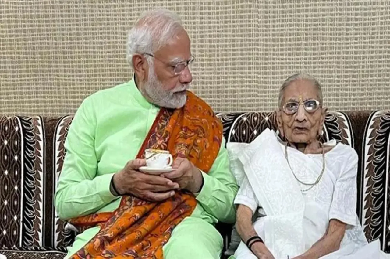 মায়ের পাশে থাকতে তড়িঘড়ি রওনা হলেন প্রধানমন্ত্রী