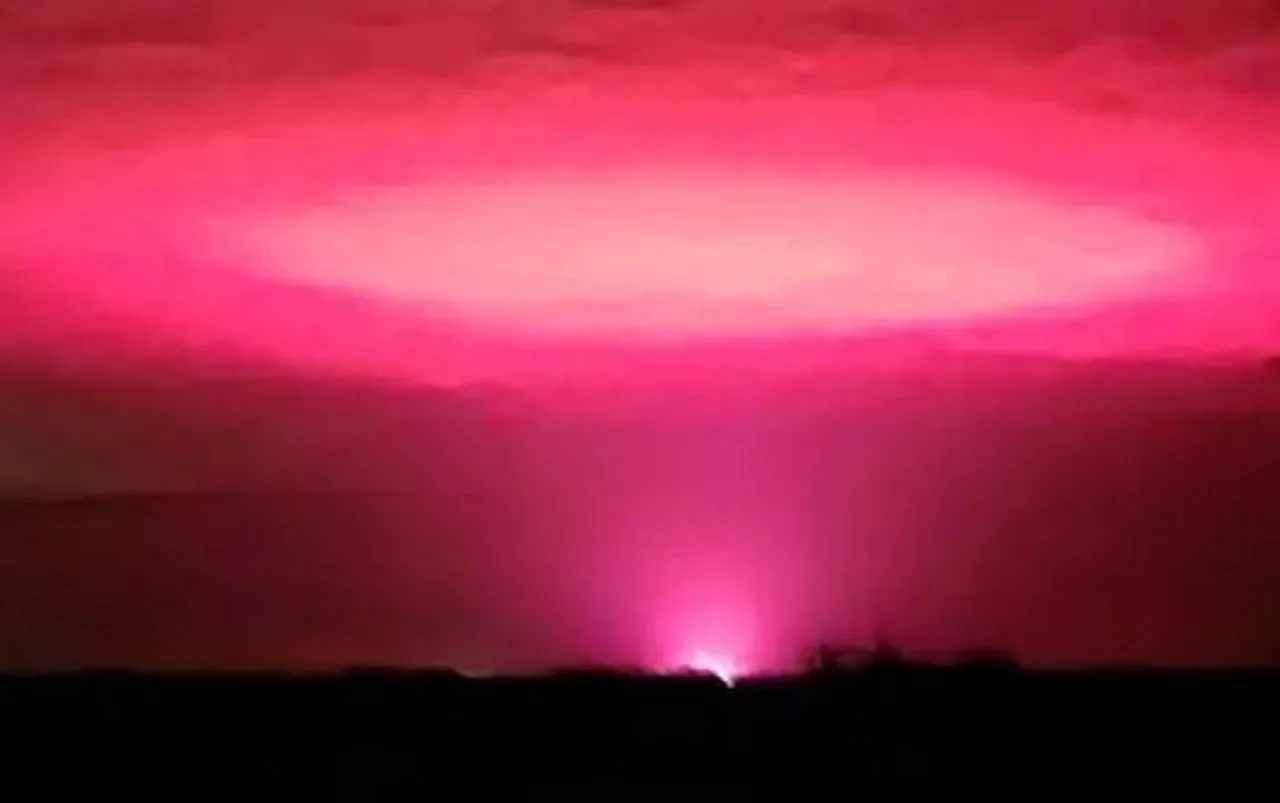 হঠাৎ আকাশে গোলাপী আভা, অস্ট্রেলিয়ার শহরে ছড়ালো রহস্য