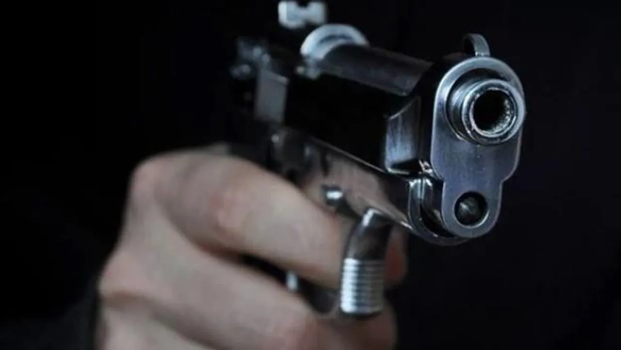 ফিল্মি কায়দায় প্রেমিককে গুলি চালাল প্রেমিকা