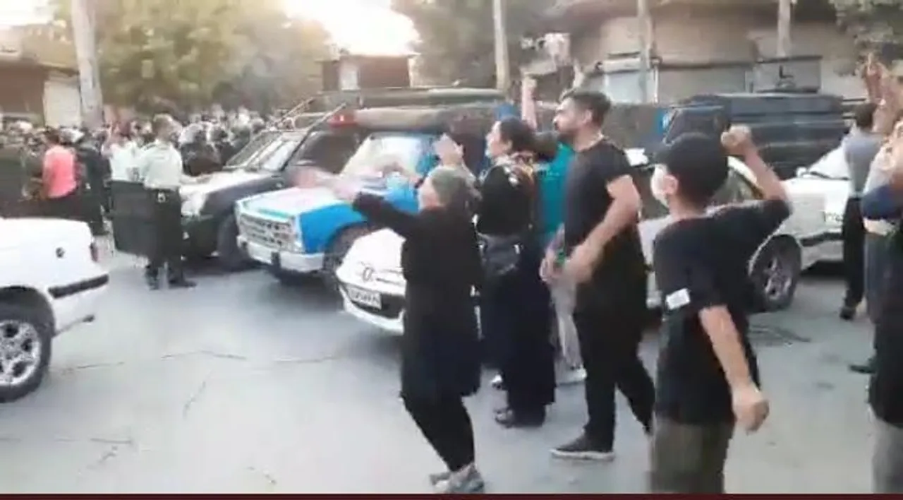 ইরানঃ স্লোগানের মাধ্যমে রাস্তা অবরোধ