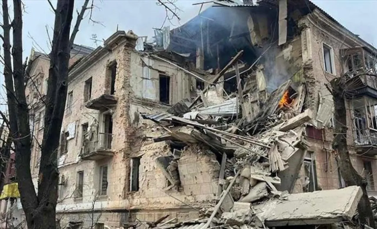 খারকিভের আবাসিক ভবনে ক্ষেপণাস্ত্র হামলায় অন্তত ৩ জন আহত