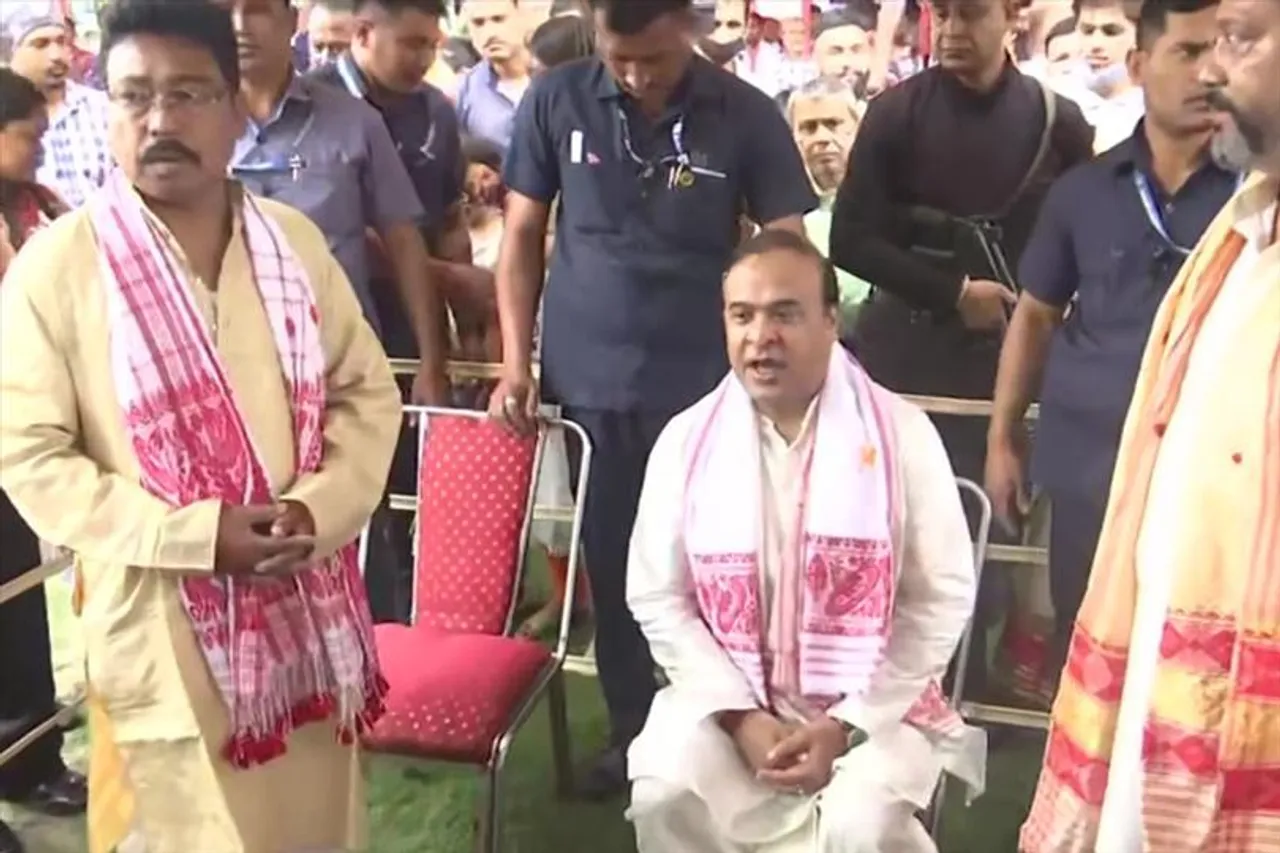 কোভিড 'মুক্তি'তে বিহুর উদযাপনে মাতলেন হিমন্ত বিশ্ব শর্মা