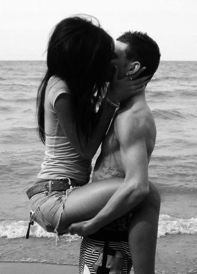 স্তনে কামড় দিন, ভালোবাসা হাসিল করে নিন