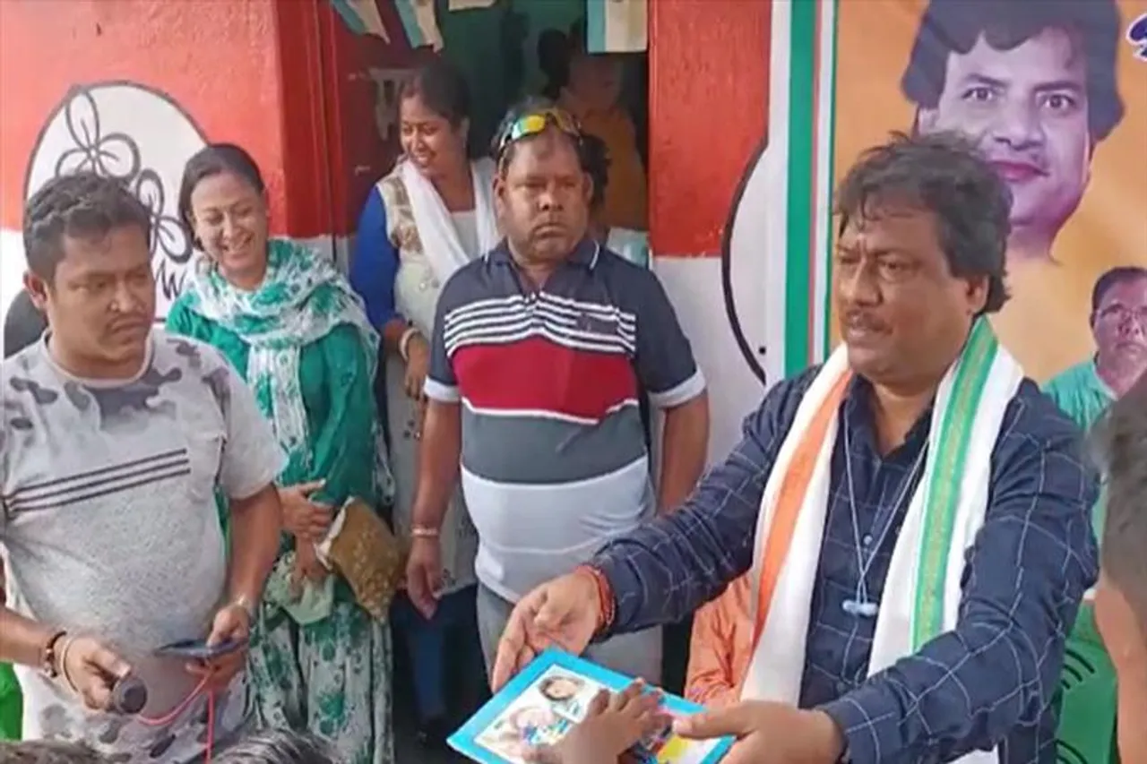 তৃণমূলের পক্ষ থেকে শিশুদের হাতে তুলে দেওয়া হল শিক্ষা সামগ্রী