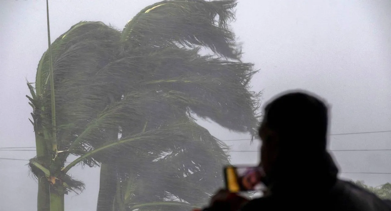 দুর্বল হয়ে পড়েছে ইয়ান