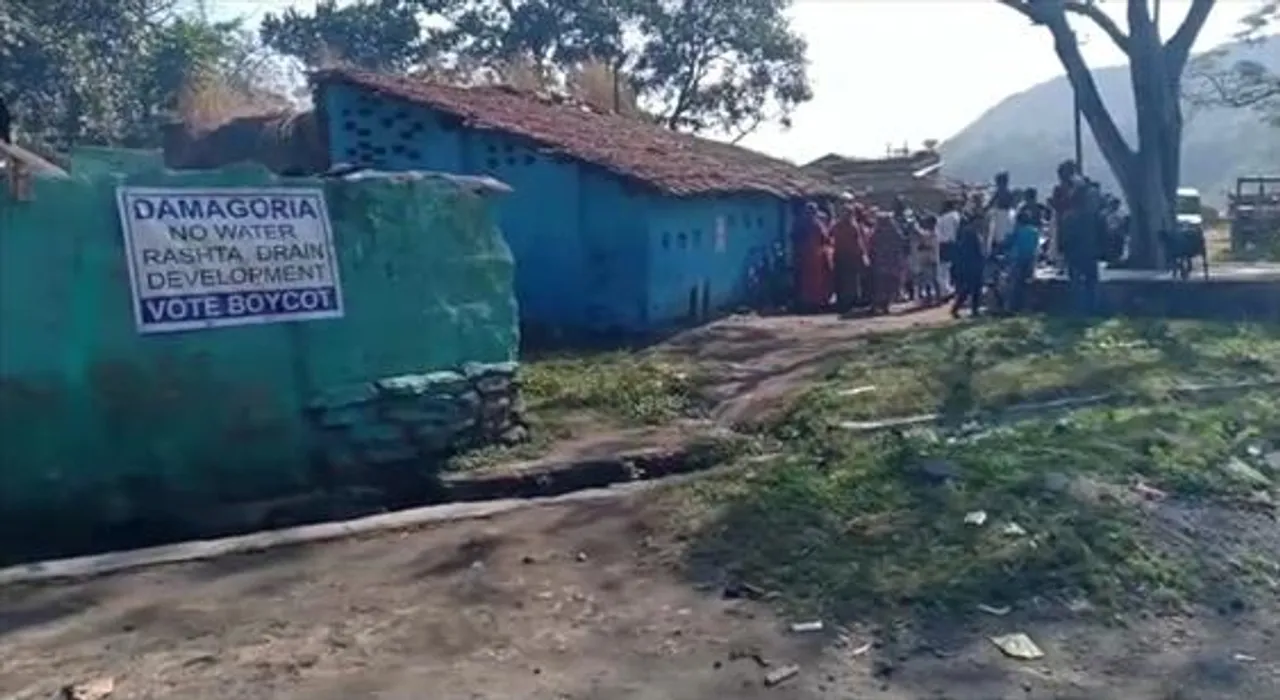 প্রতিশ্রুতি অপূর্ণ, ভোট বয়কটের পোস্টার এলাকায়!