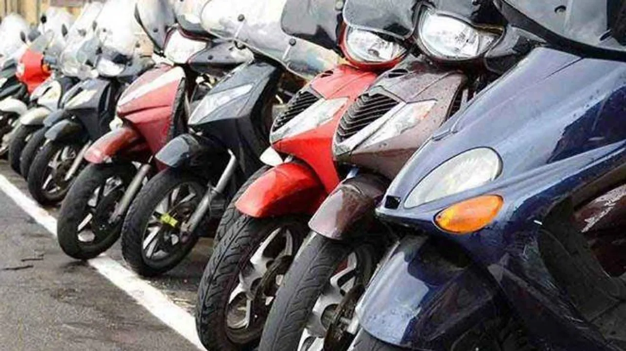 চড়া জ্বালানির কামড় দু’চাকার বাজারে!