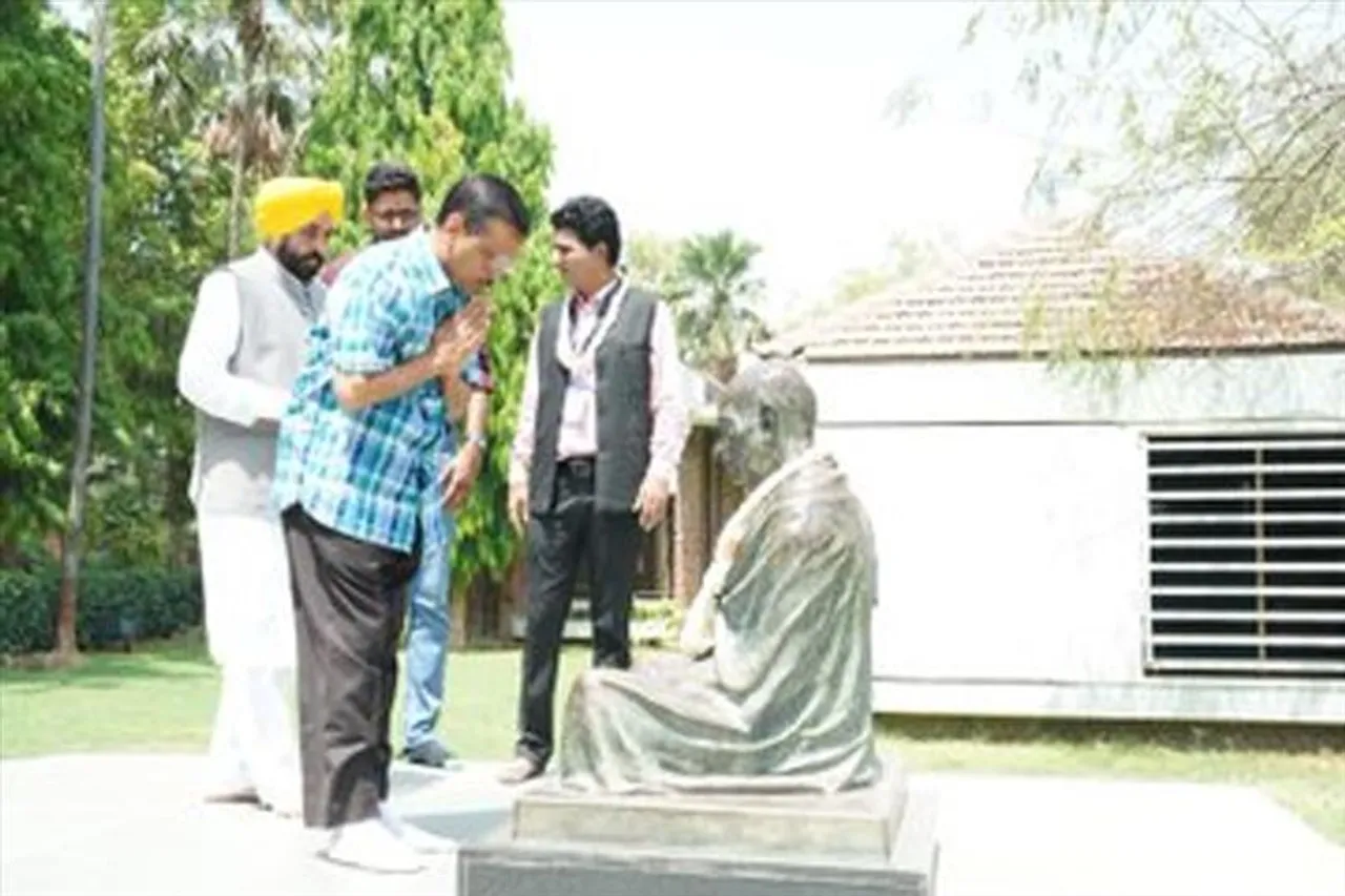 নজরে বিধানসভা ভোট, গুজরাট পাড়ি দিলেন কেজরিওয়াল