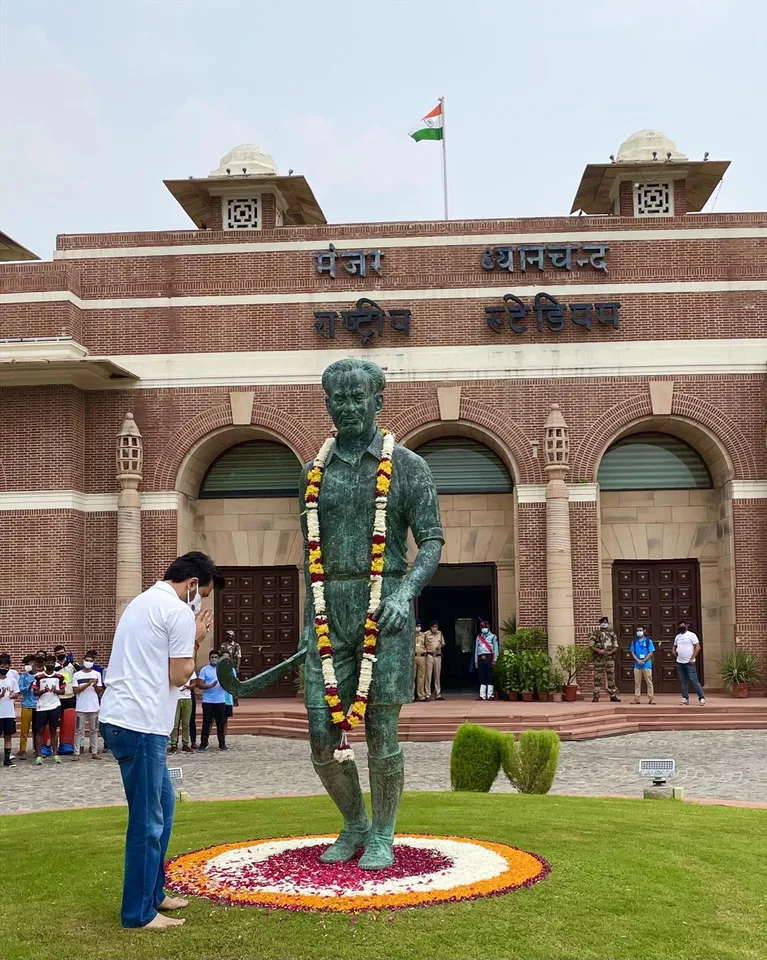 ধ্যানচাঁদের জন্মদিন উপলক্ষ্যে তাঁর মূর্তিতে মাল্যদান করলেন কেন্দ্রীয় ক্রীড়ামন্ত্রী