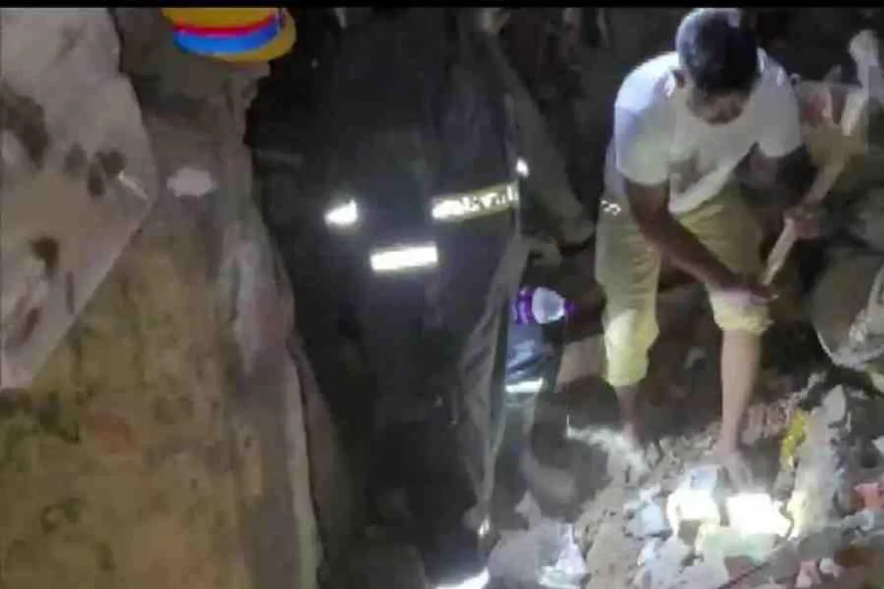 ভেঙে পড়লো ছাদ, ভয়াবহ দুর্ঘটনা