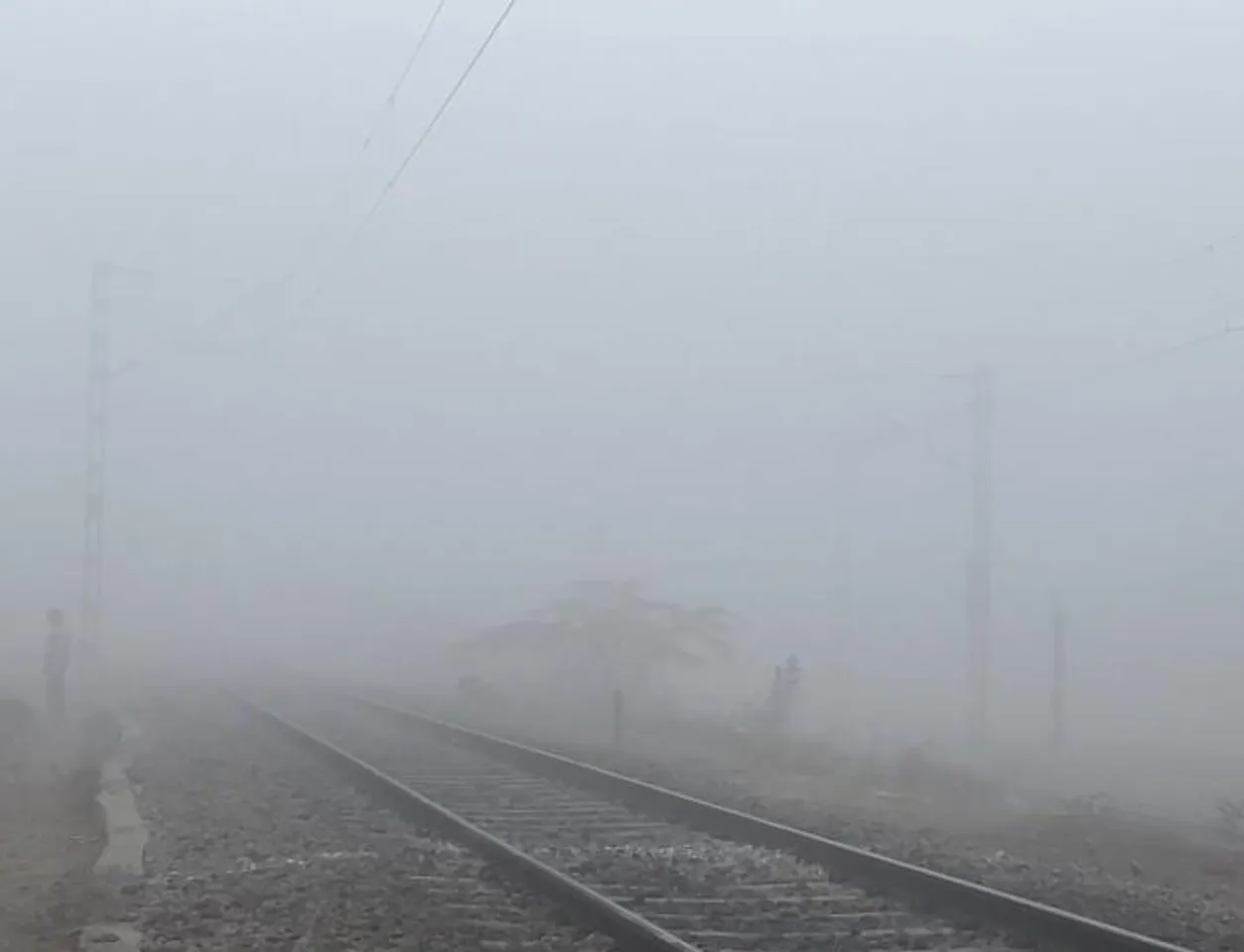 ঘন কুয়াশার জেরে উত্তর ভারতে দেরিতে চলছে ২১টি ট্রেন
