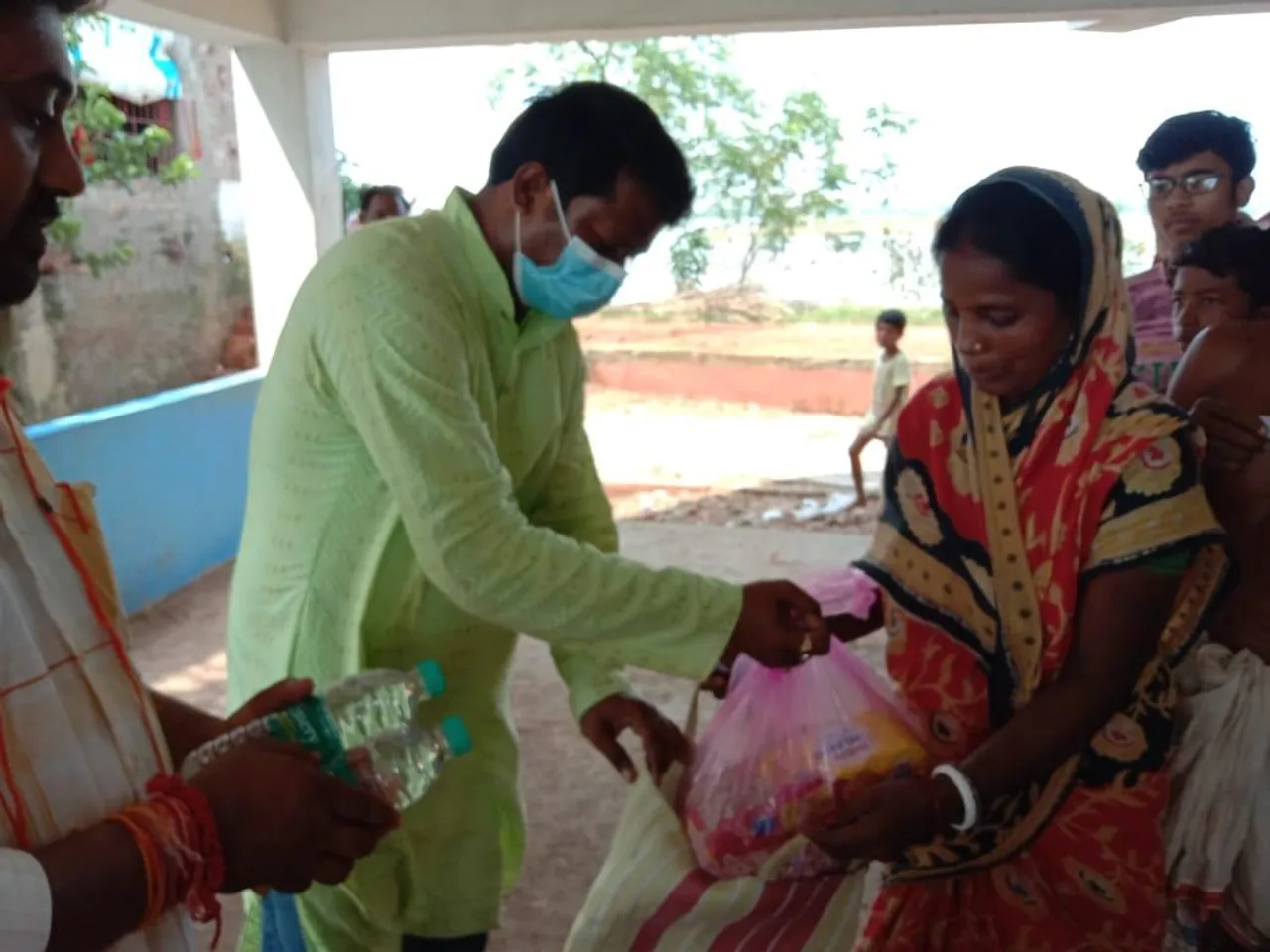 বানভাসি মানুষদের পাশে ঘাটালের বিধায়ক শীতল কপাট