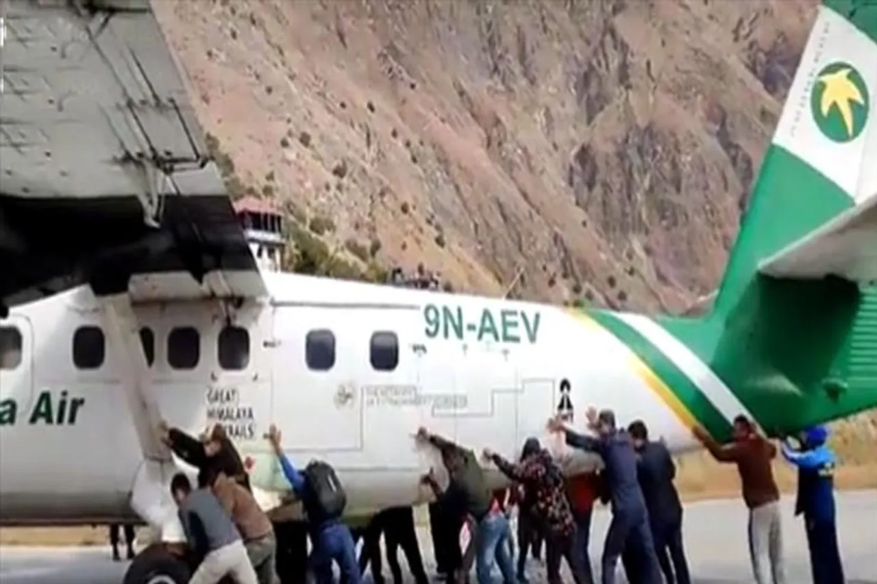 বিমানকে ধাক্কা মারছেন একদল মানুষ, ভাইরাল ভিডিও