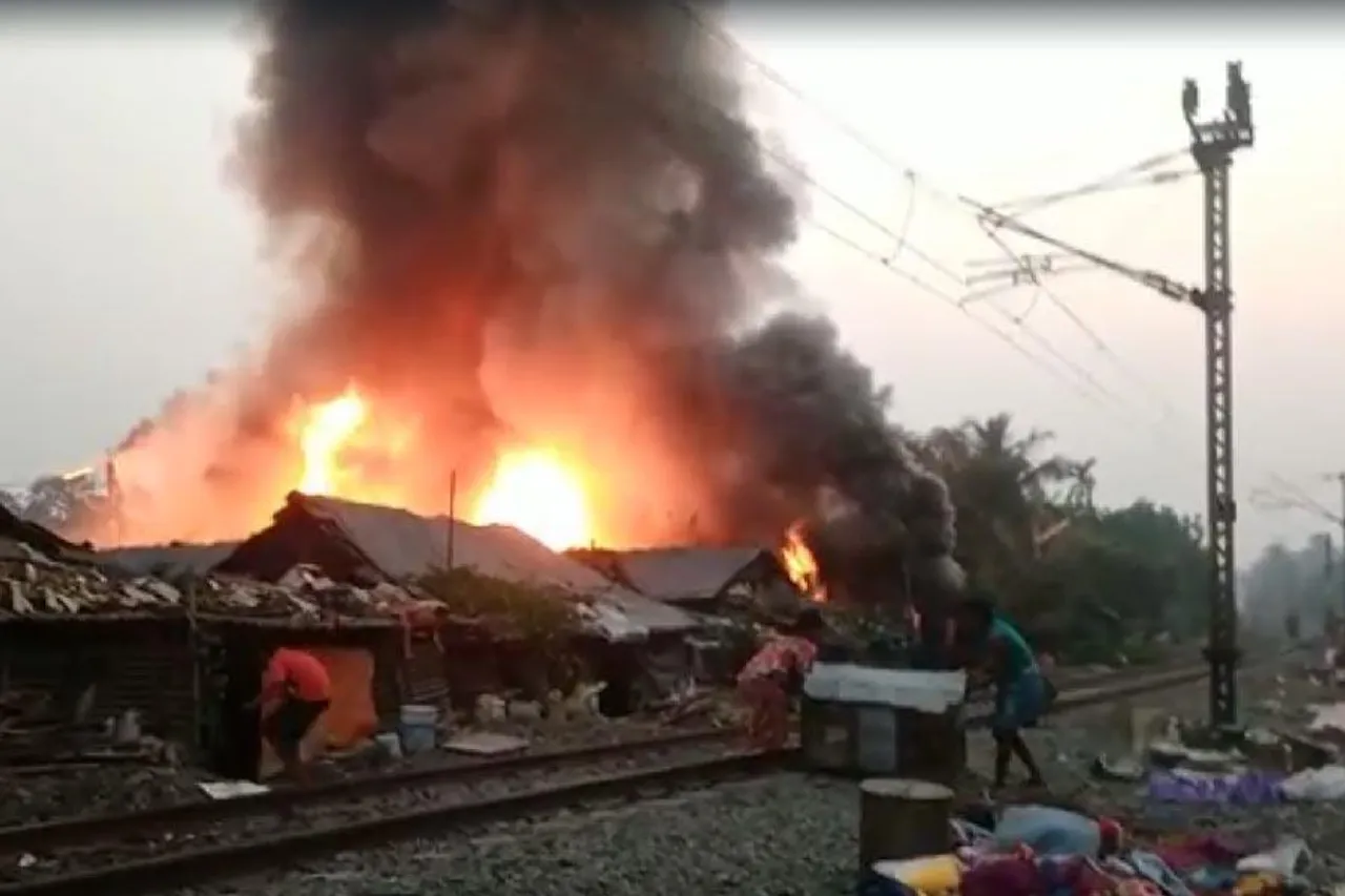 বিধ্বংসী আগুন হাবরার রেলবস্তিতে, বন্ধ ট্রেন চলাচল