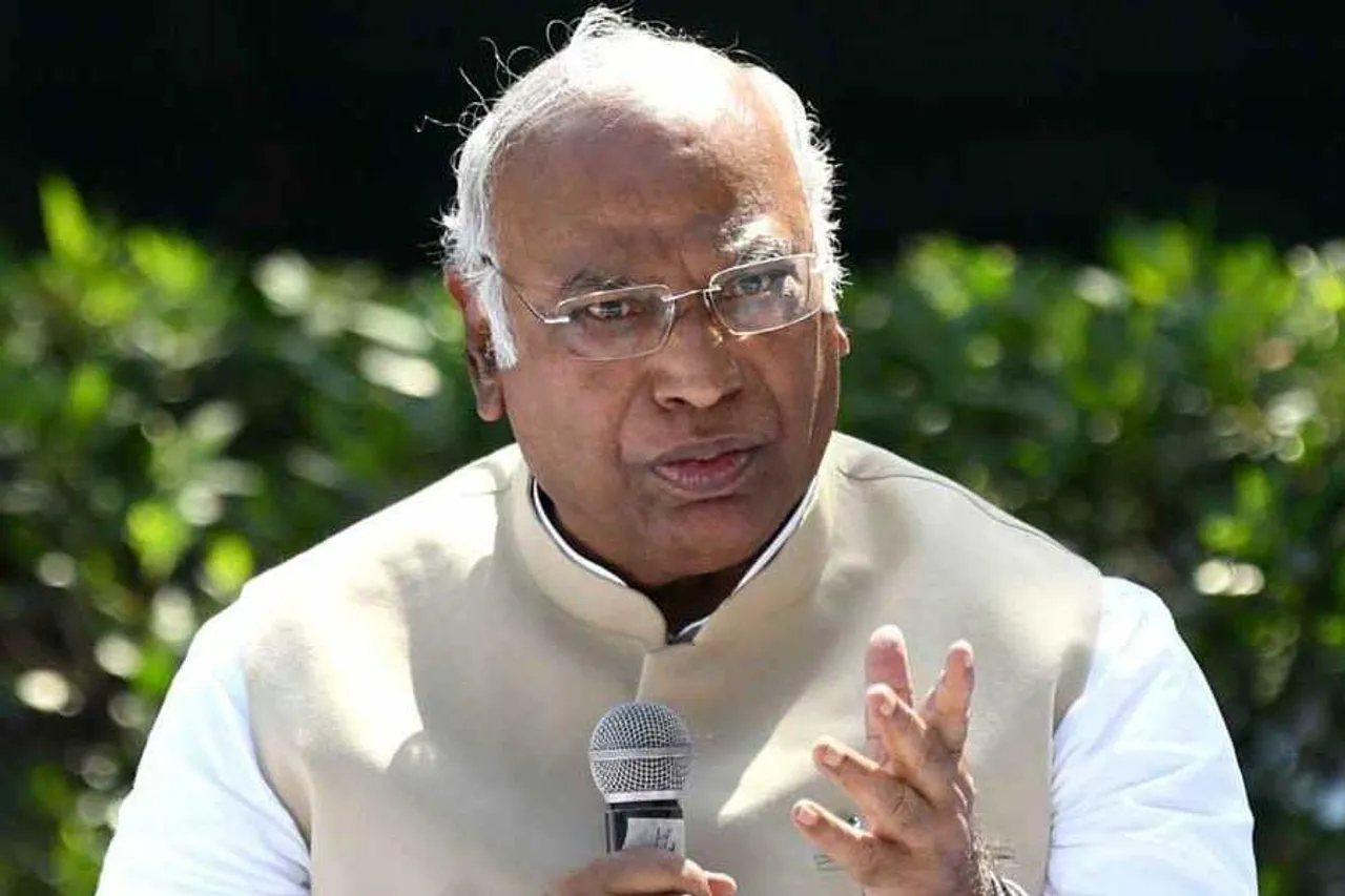 সরকারি দফতরে ৩০ লক্ষ পদ খালি, দাবি খার্গের