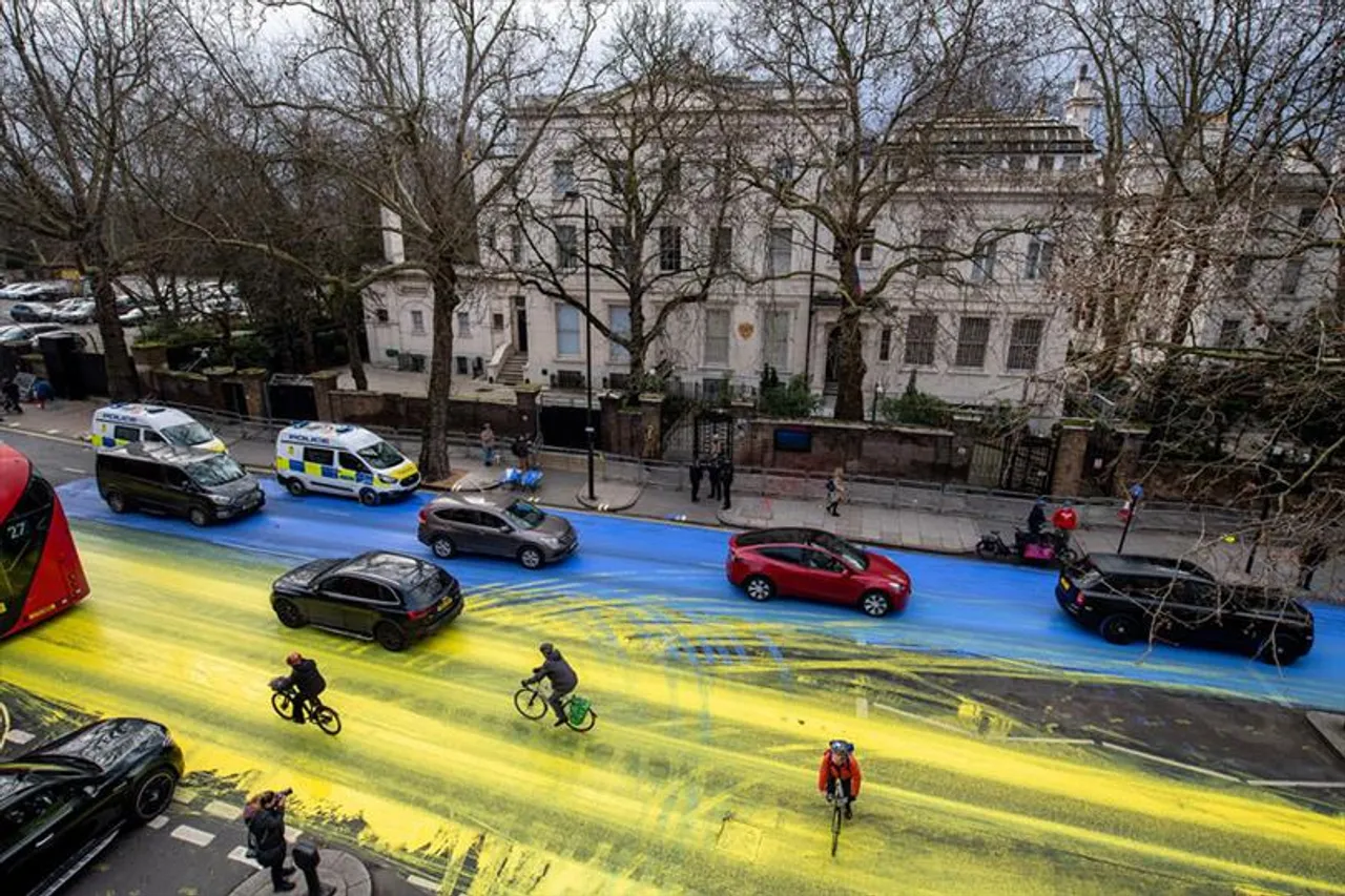 রুশ দূতাবাসের সামনে ইউক্রেনের পতাকা উত্তোলন