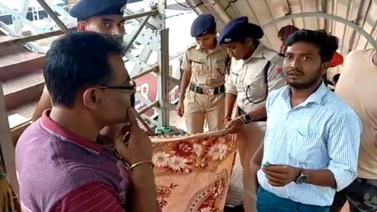 স্টেশনের ফুট ওভার ব্রিজেই প্রসব, রেল কর্মীদের সহায়তায় হাসপাতালে মা ও শিশু