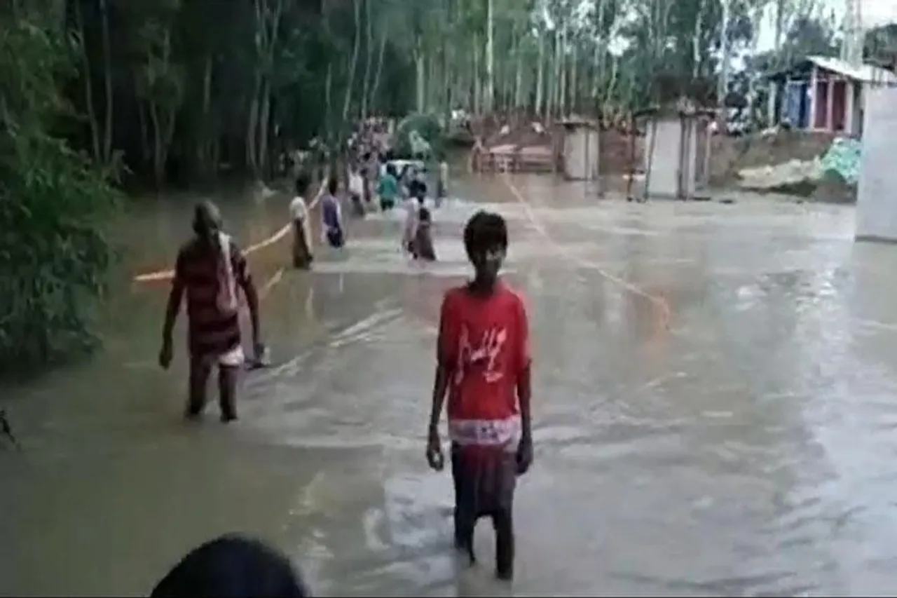 হড়পা বানে বিচ্ছিন্ন গ্রাম