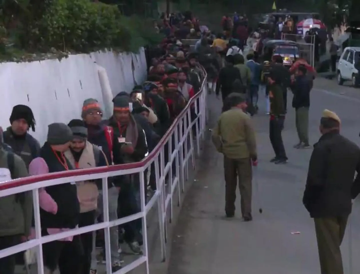 বর্ষ শেষের দিনে ভক্তদের ভিড় বৈষ্ণোদেবীর মন্দিরে