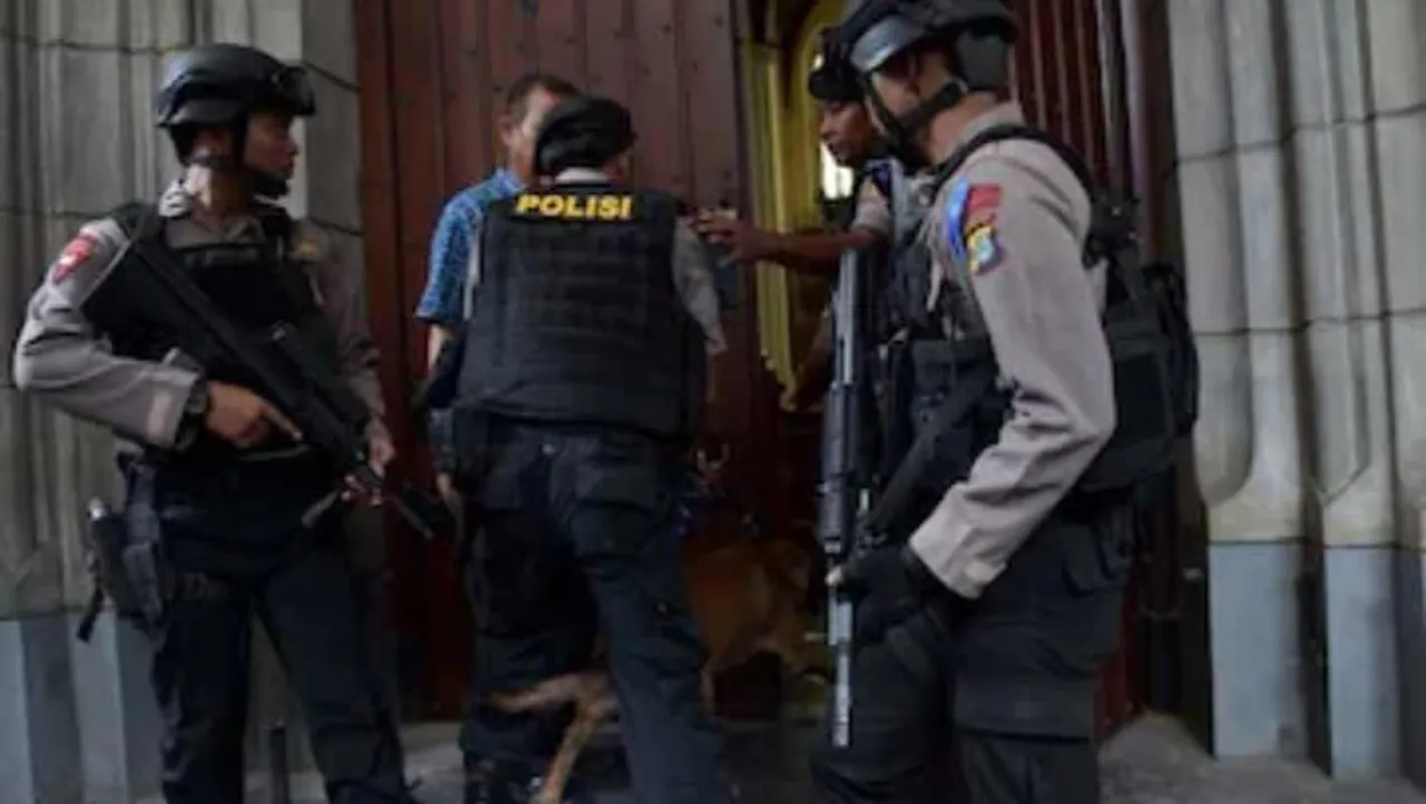 ইন্দোনেশিয়ার প্রেসিডেন্ট প্রাসাদের বাইরে বন্দুক বহনকারী মহিলা আটক