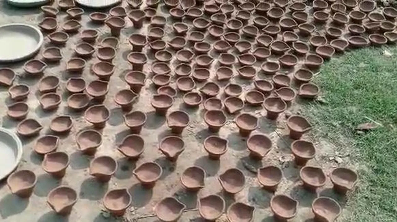 চিনা টুনির দাপটে কমেছে মাটির প্রদীপের চাহিদা