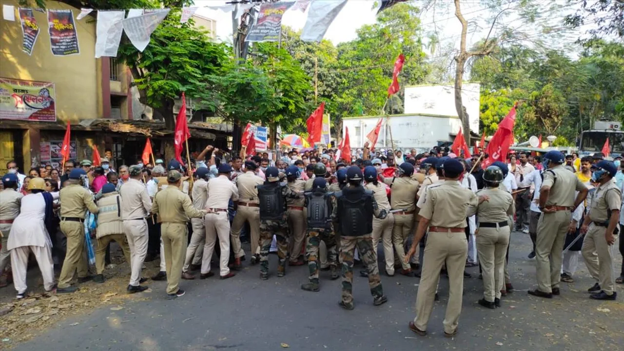 রামপুরহাটে জাতীয় সড়ক অবরোধ