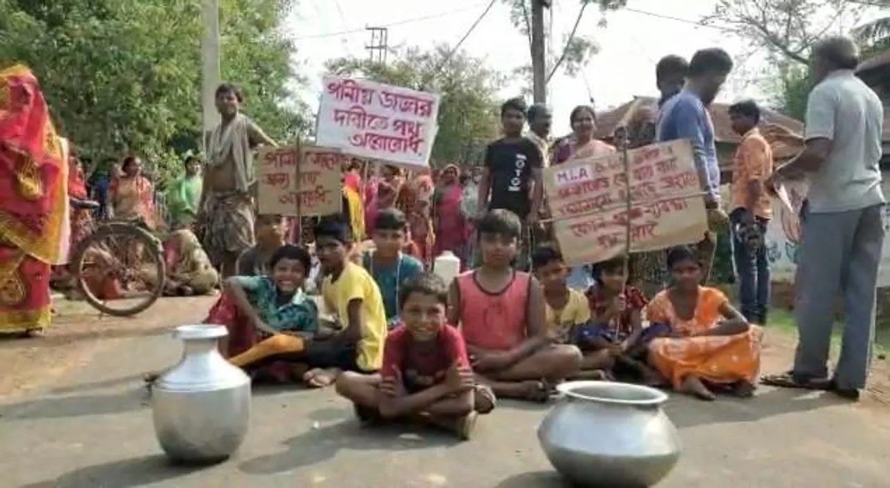 দীর্ঘদিন ধরে পানীয় জলের সমস্যা, পথ অবরোধ গ্রামবাসীদের