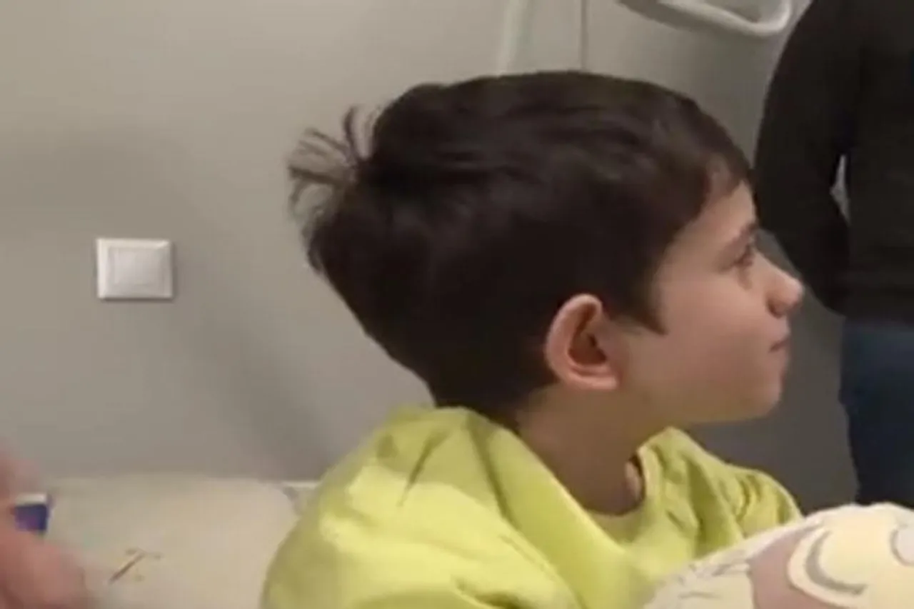 যুদ্ধে পিতা ও মাতাকে হারিয়ে সর্বস্বান্ত শিশু, পাশে দাঁড়ালেন জেলেনস্কি- দেখুন ভিডিও