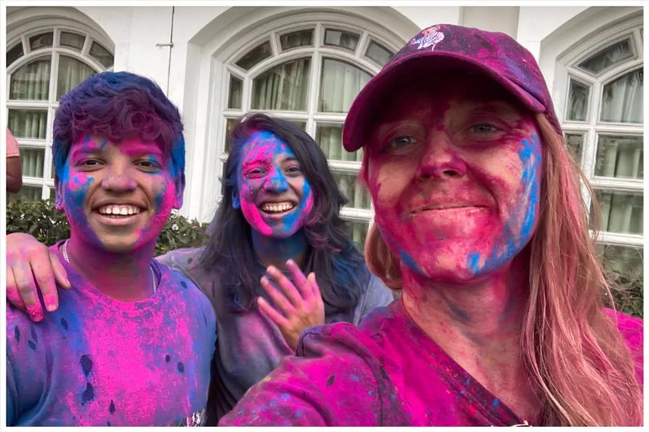 বসন্তের রঙে ইংল্যান্ডের ক্রিকেটার