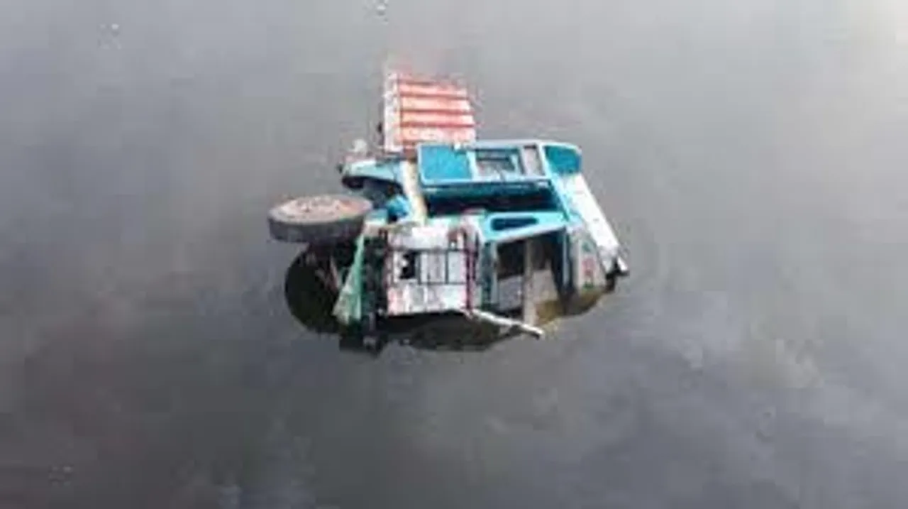 সাঁতরাগাছি ব্রিজ থেকে রেলিং ভেঙে ঝিলে পড়ল লরি