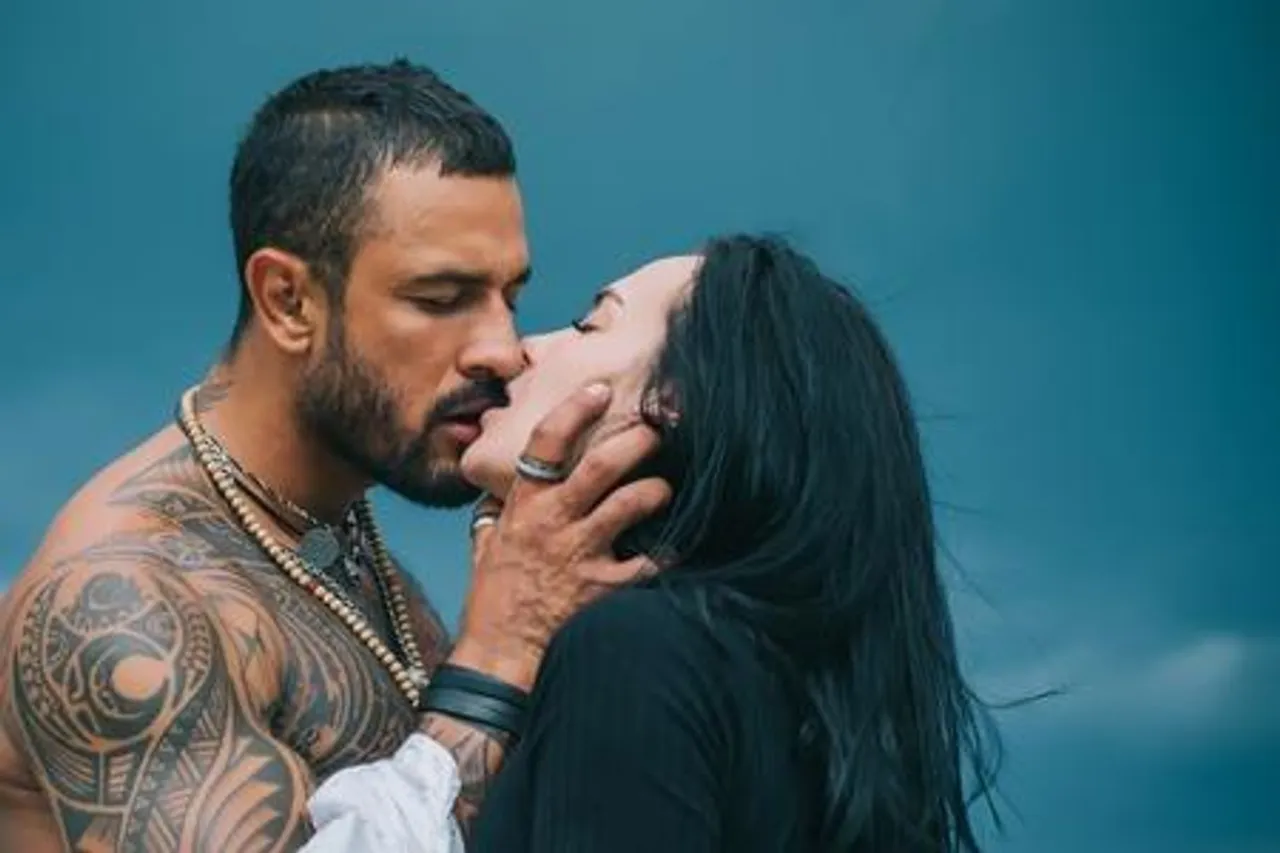 মেয়েরা কি দাড়িওয়ালা পুরুষদের আদর বেশী খেতে চায়?