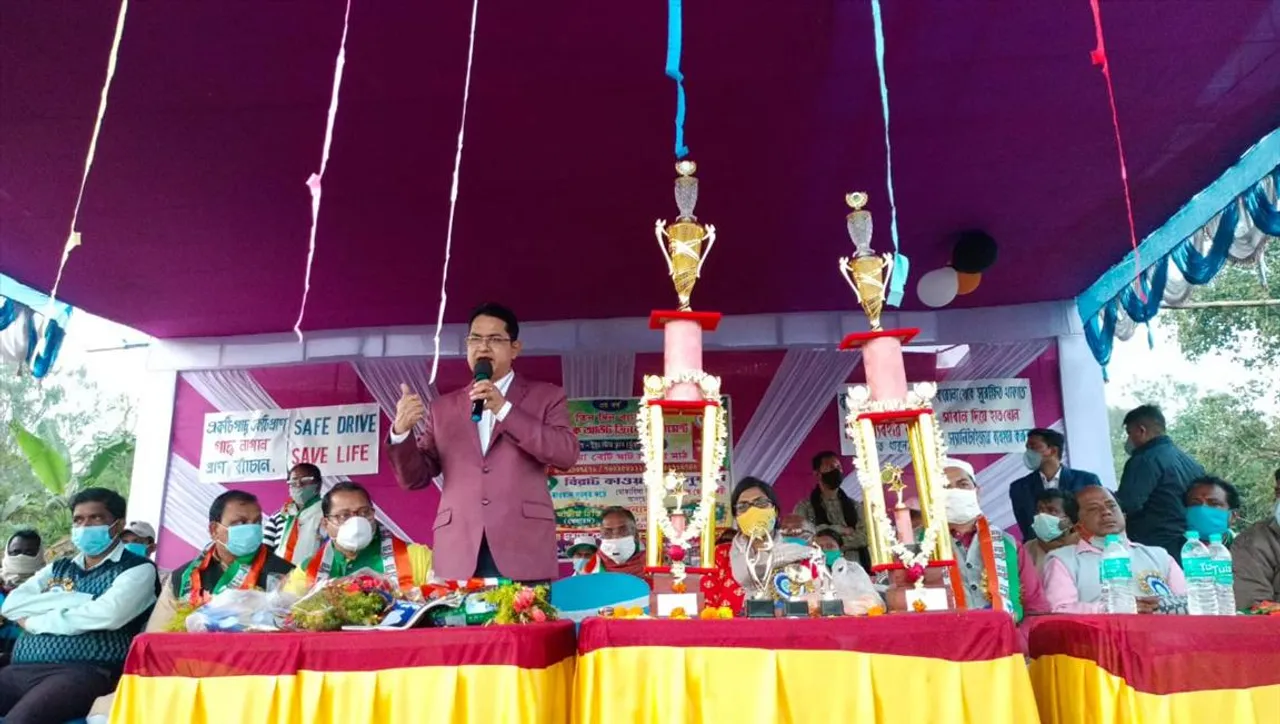 ক্রিকেট টুর্নামেন্টে ডেবরা