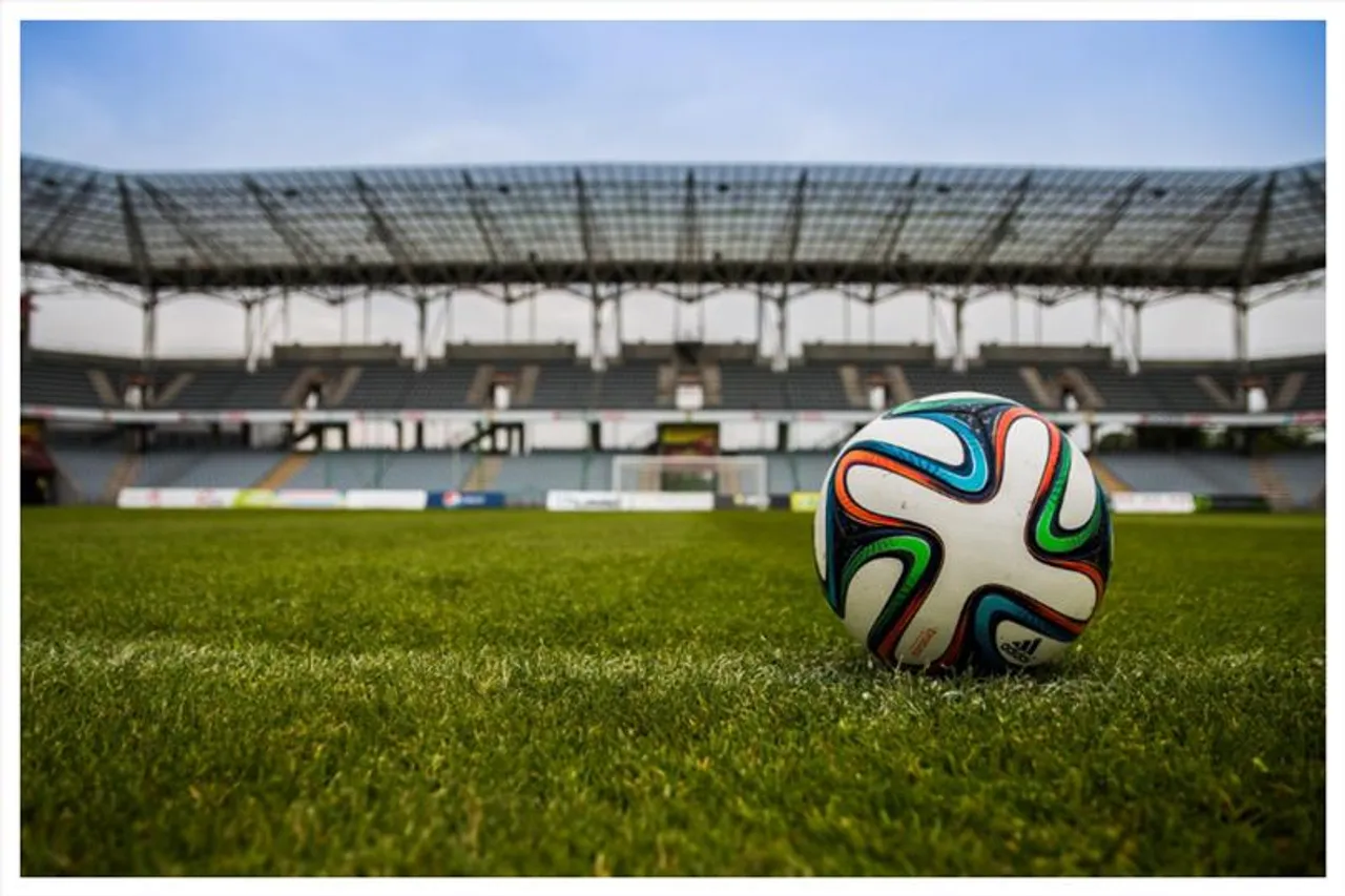 এক সময় মাঠ কাঁপানো শেফালী এখন ফল বিক্রেতা