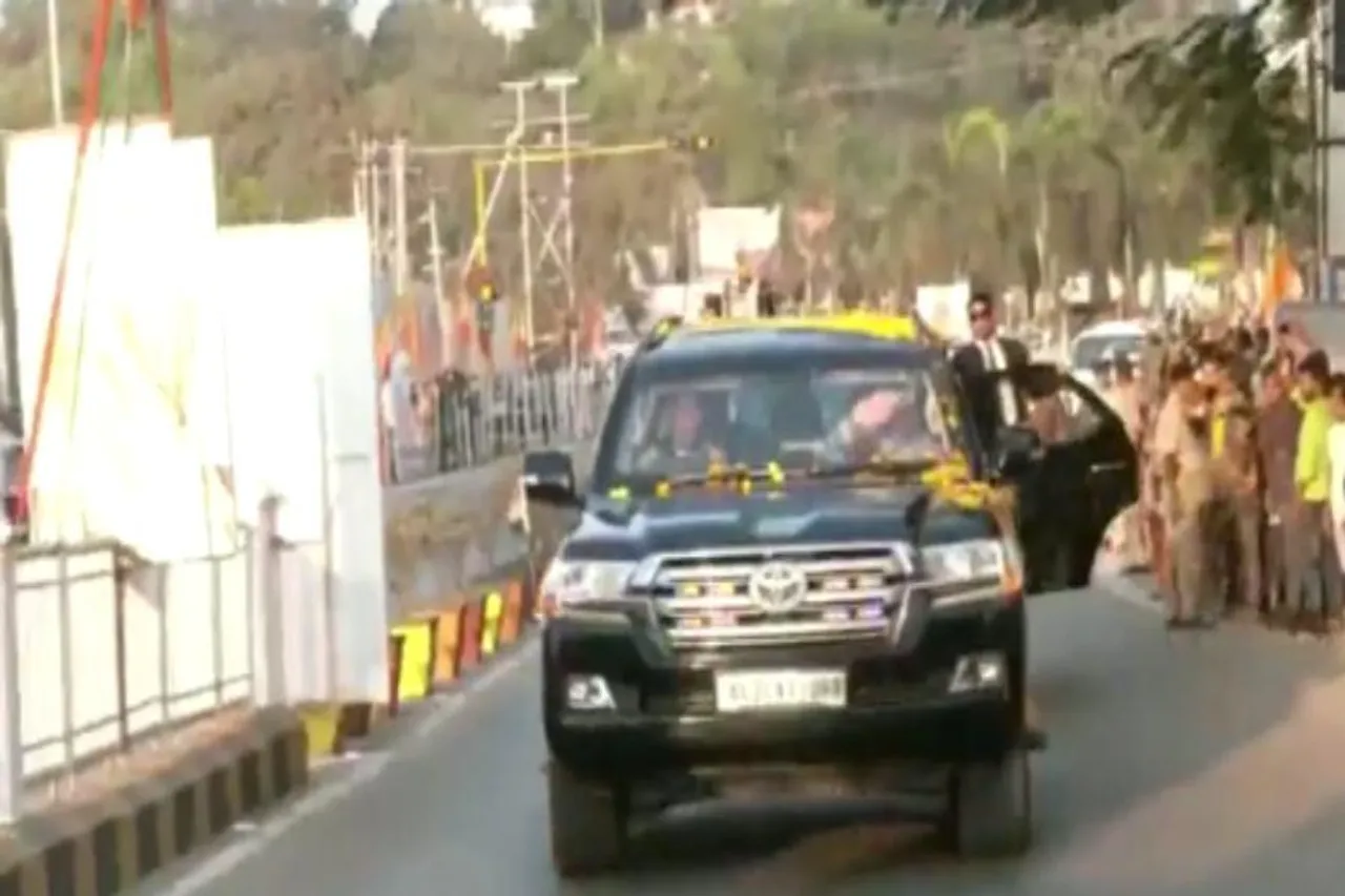 ত্রিপুরায় মোদী: স্বাগতমে ফুলের পাপড়ি বর্ষণ ত্রিপুরাবাসীর- দেখুন ভিডিও