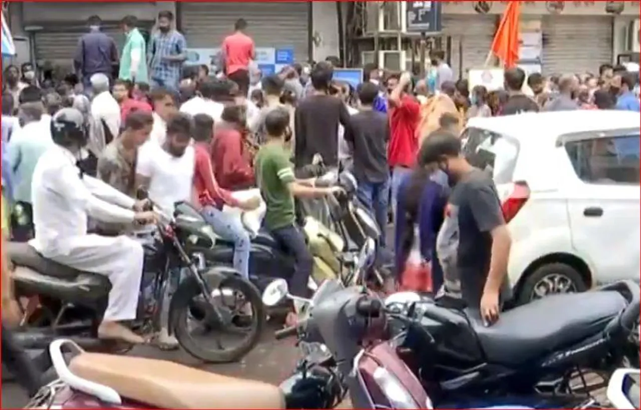 ভ্যাকসিন নেওয়ার লাইনে উধাও দূরত্ব বিধি