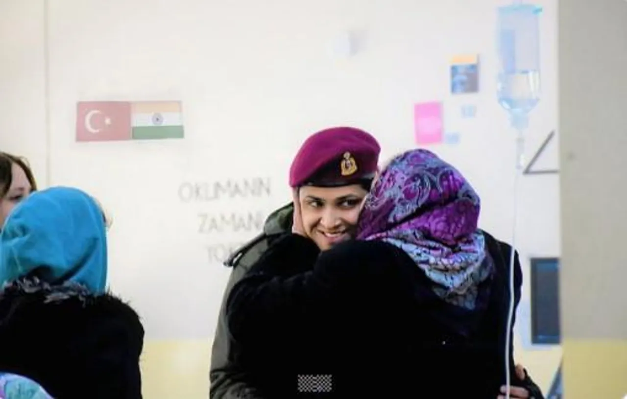 তুরস্কে অপারেশন 'দোস্ত', ভারতীয় সেনার মহিলা অফিসারকে জড়িয়ে ধরলেন তুরস্কের মহিলা