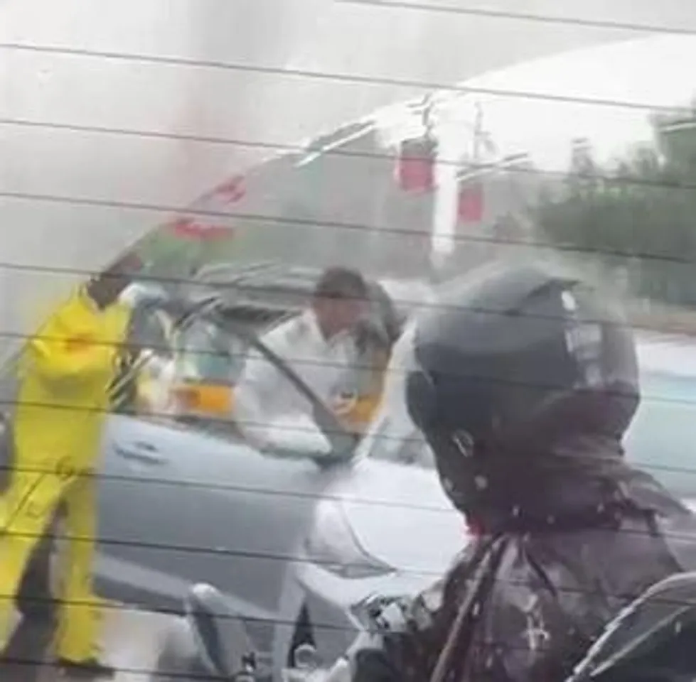 ট্রাফিক আইন ভেঙে পালিয়ে পুলিশকে ছুরি মারল চালক