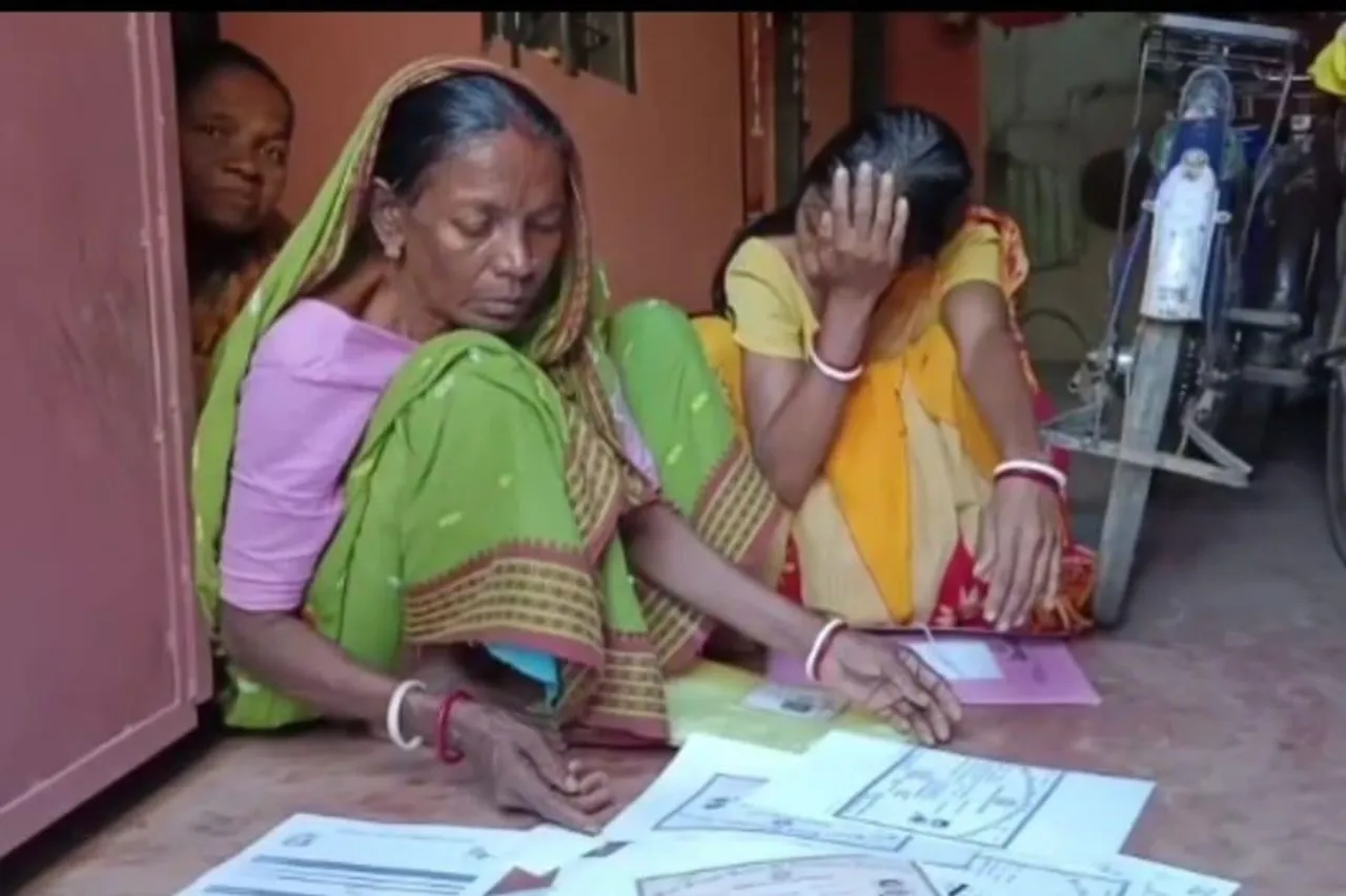 নবান্ন থেকে বিকাশ ভবন ঘুরেও হয়নি লাভ! স্টুডেন্ট ক্রেডিট কার্ড না পেয়ে পড়ুয়ার আত্মহত্যার চেষ্টা