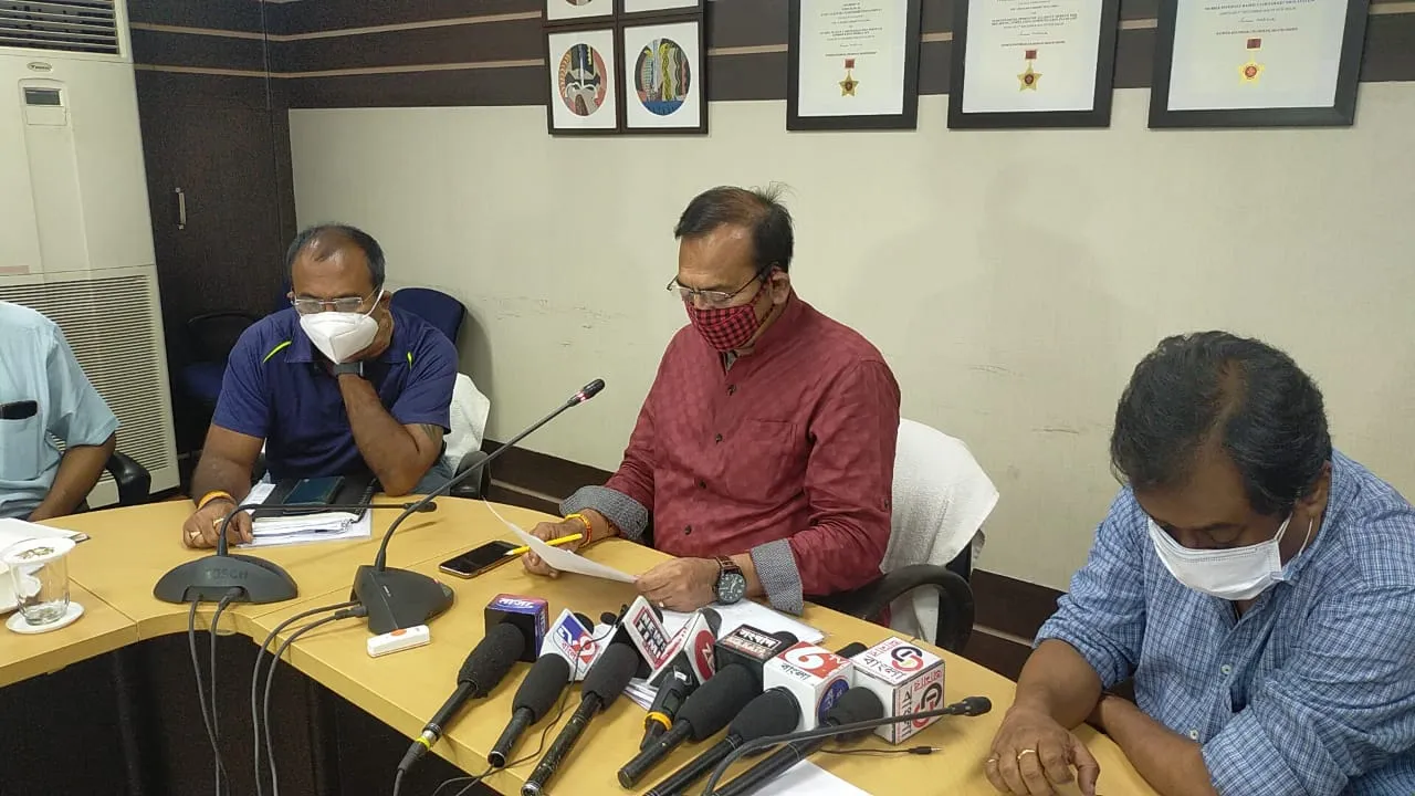 ঘূর্ণিঝড়ের প্রভাব নিয়ে পর্যালোচনা করলেন মন্ত্রী অরূপ বিশ্বাস