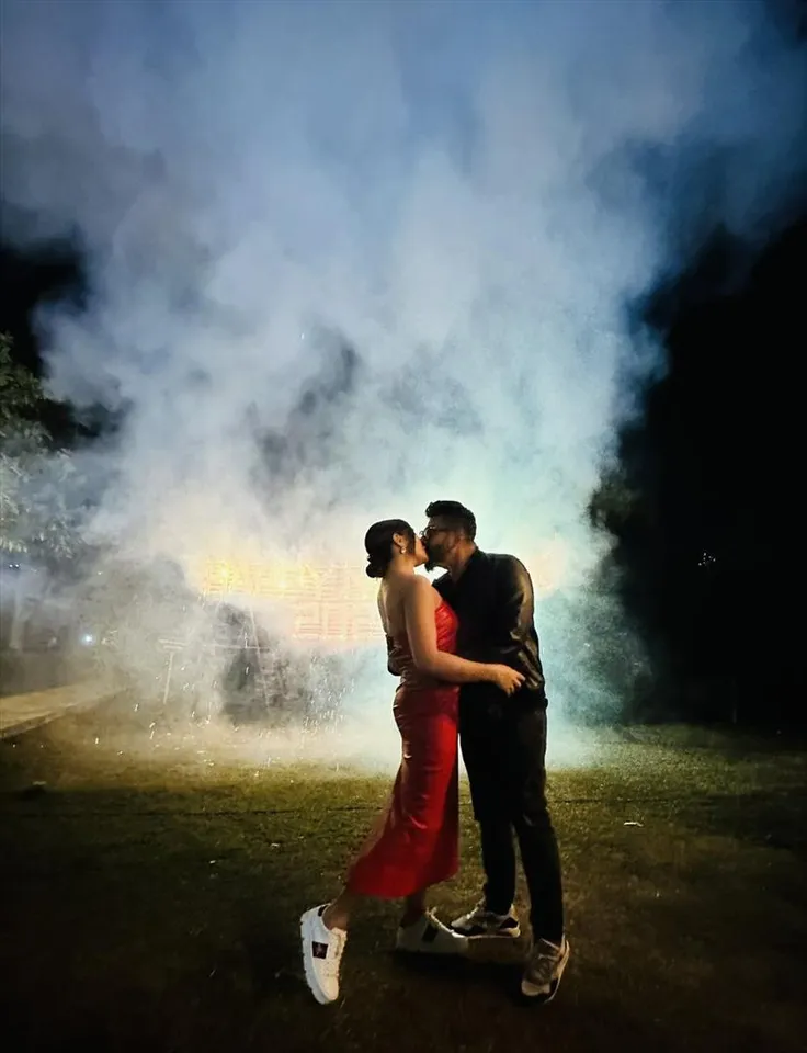 রাজ- শুভশ্রীর স্মোকি নিউ  ইয়ার