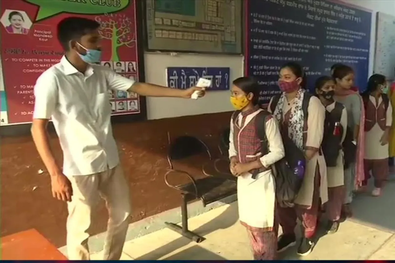 কোভিড বিধি মেনে রাজ্যে খুলল স্কুল
