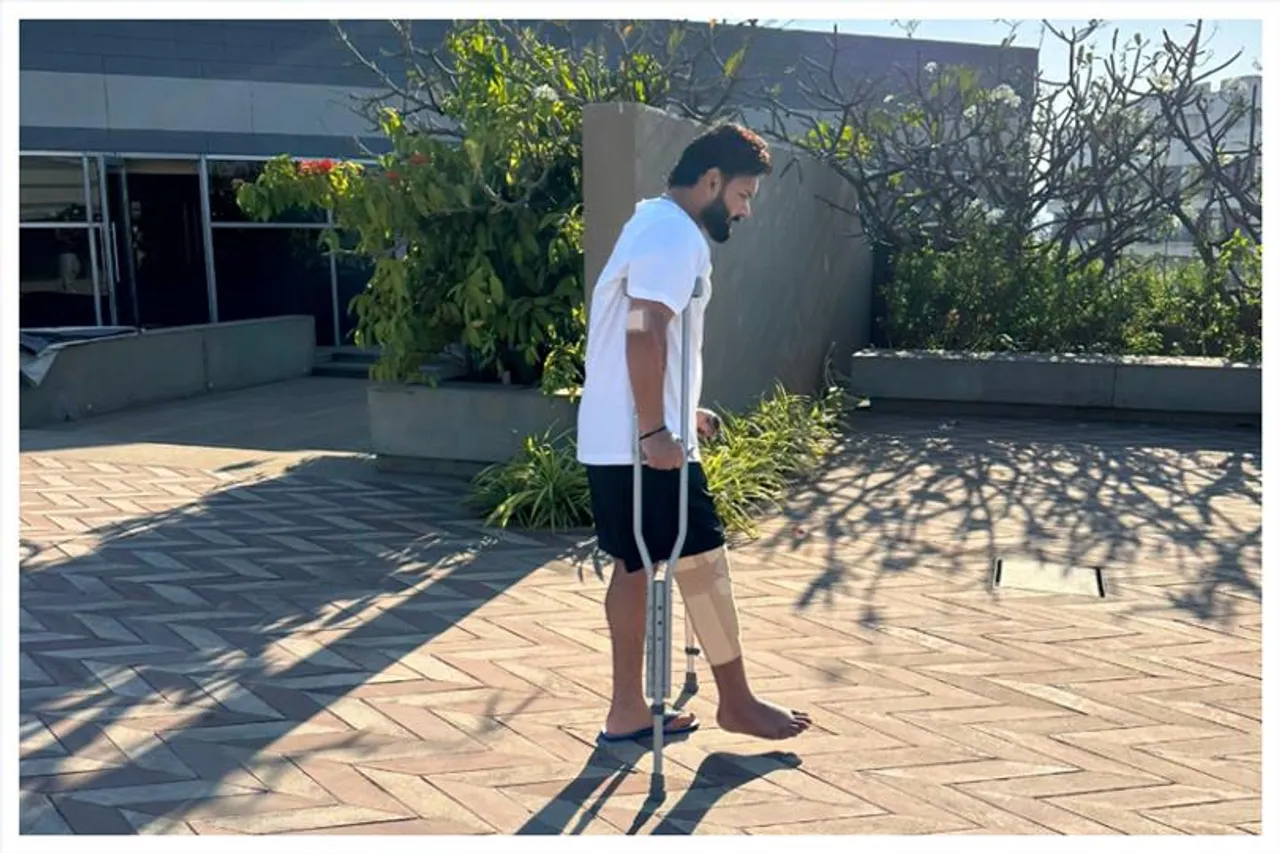 হাতে-পায়ে ব্যান্ডেজ, ক্র্যাচ হাতে ঋষভ পন্থ