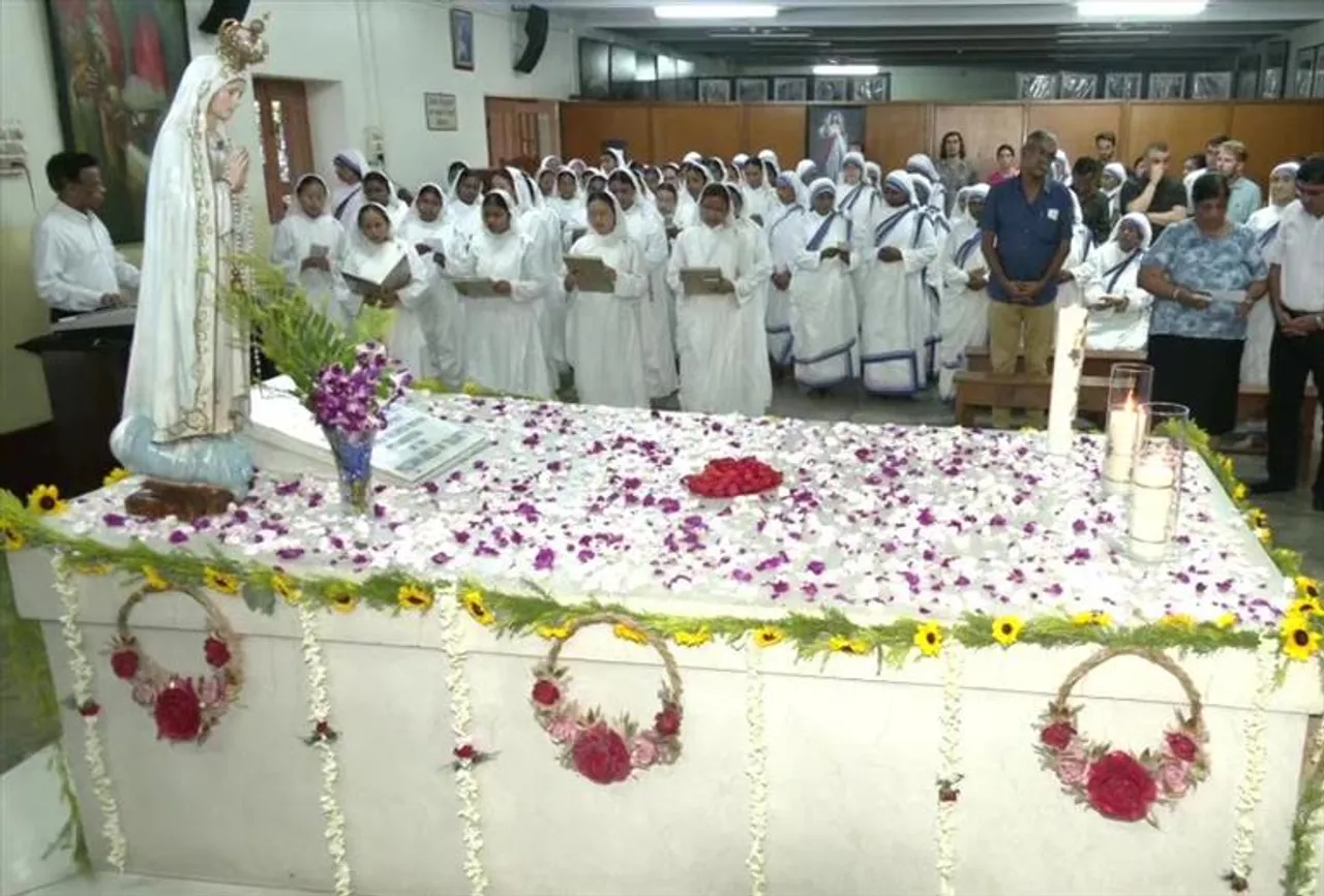 মাদার টেরেসার ১১২-তম জন্মদিনের উদযাপনে মিশনারিজ অফ চ্যারিটি