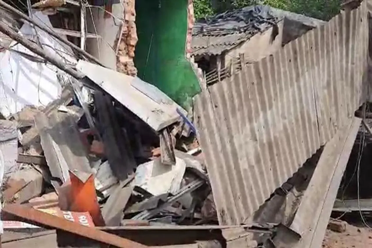 আসানসোলে সড়ক দুর্ঘটনা, ভেঙে চুরমার ২ টি দোকান