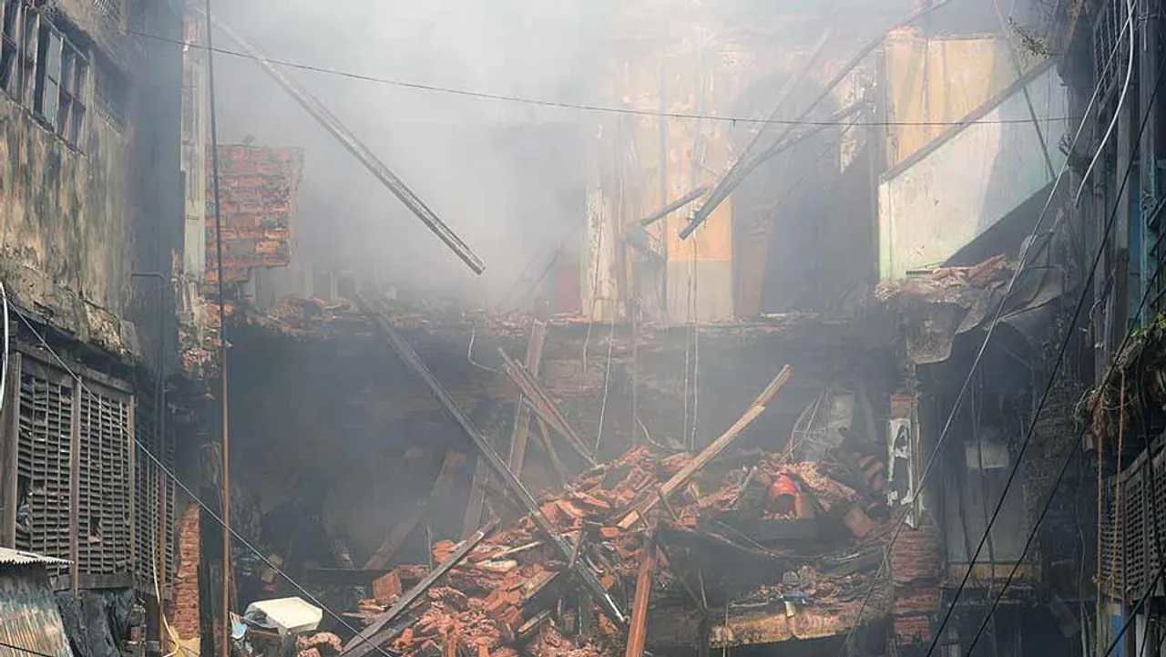 পোড়া বাড়িতে দোকান খোলার দাবি