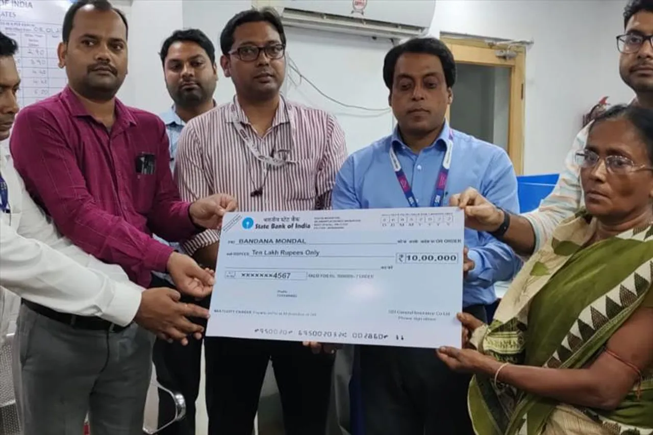 স্বামীর মৃত্যুর এক বছর পর ১০ লক্ষ টাকা পেলেন স্ত্রী