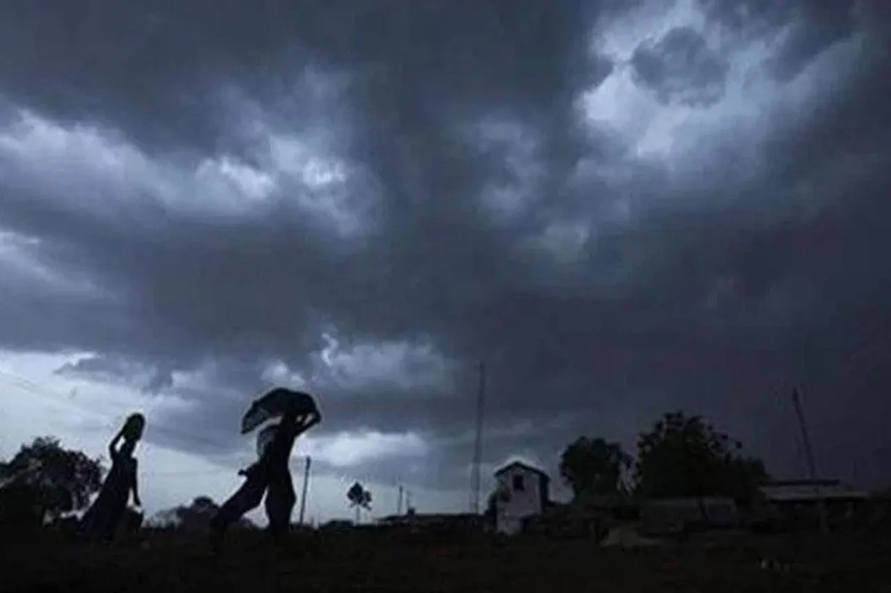 ঘনাচ্ছে কালো মেঘ,  রাজ্যে  ব্যাপক ঝড়-বৃষ্টির পূর্বাভাস